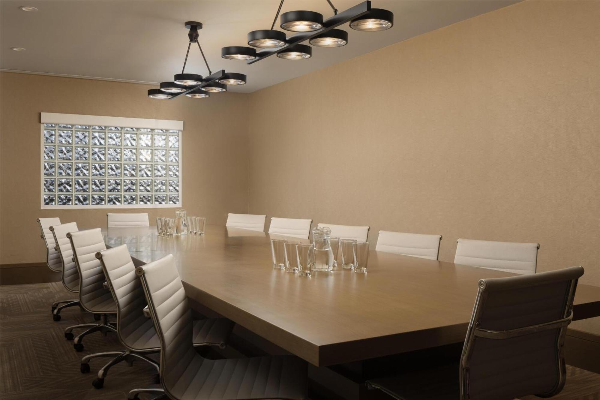 Doubletree By Hilton ווסט קלונה מראה חיצוני תמונה