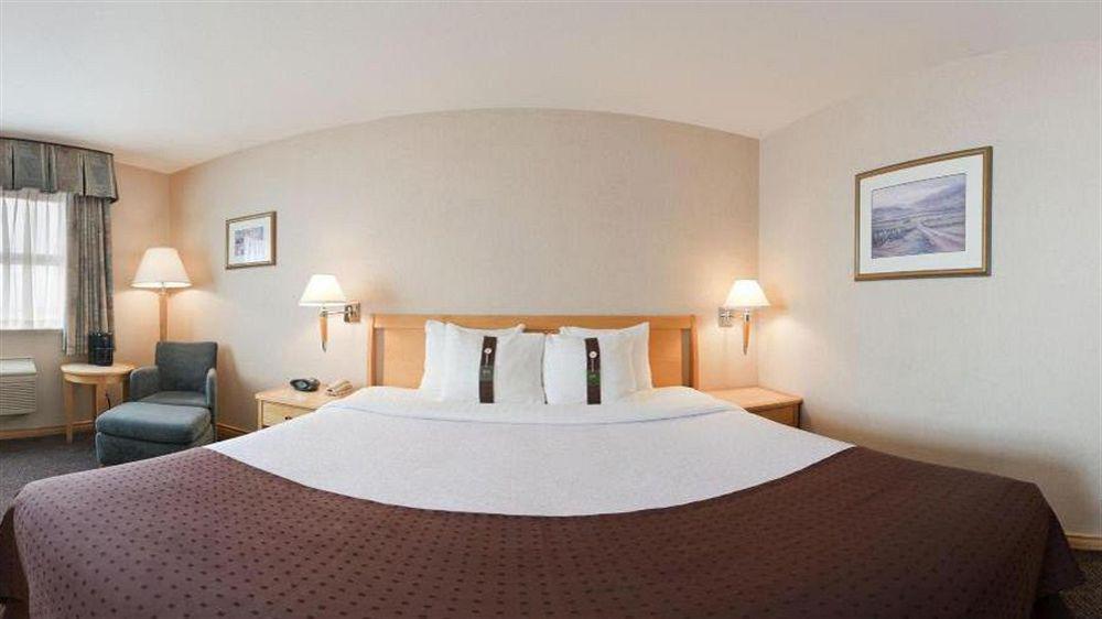Doubletree By Hilton ווסט קלונה מראה חיצוני תמונה